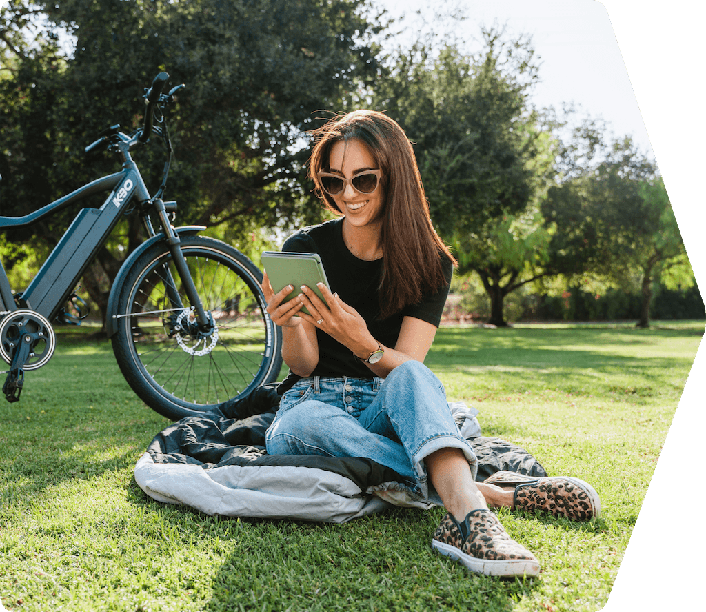 Young woman with (E)-bike